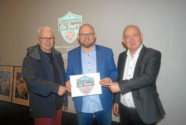 Handelschef Lars Bisgaard med logoet for Old Timers og to af de nye medlemmer af gruppen, Jens Tofting og Karsten Frederiksen. Privatfoto