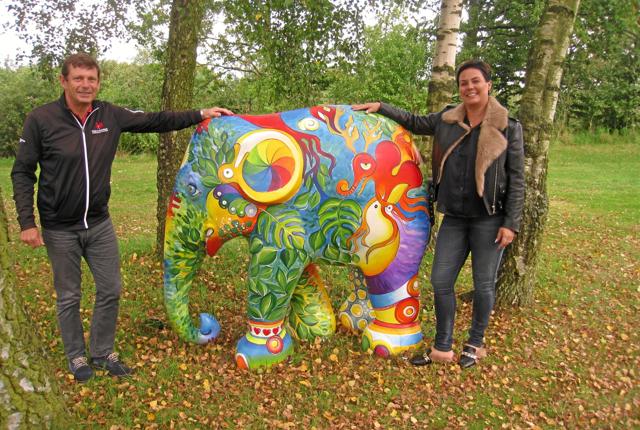 Bent Roland og Cecilia Winther samlet omkring den nye golf-elefant i Mariagerfjord Golfklub. Privatfoto