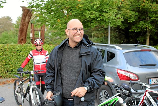 Rasmus Prehn (S) medlem af Folketinget for Socialdemokratiet var kommet til Birkelse for at lytte til cyklisternes problemer. Foto: Flemming Dahl Jensen
