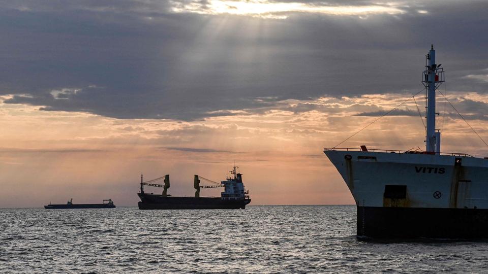 Fragtskibe ligger for anker i Sortehavet og venter på at kunne kunne få lov til at sejle til ukrainske havne for at blive lastet med korn. (Arkivfoto) <i>Daniel Mihailescu/Ritzau Scanpix</i>