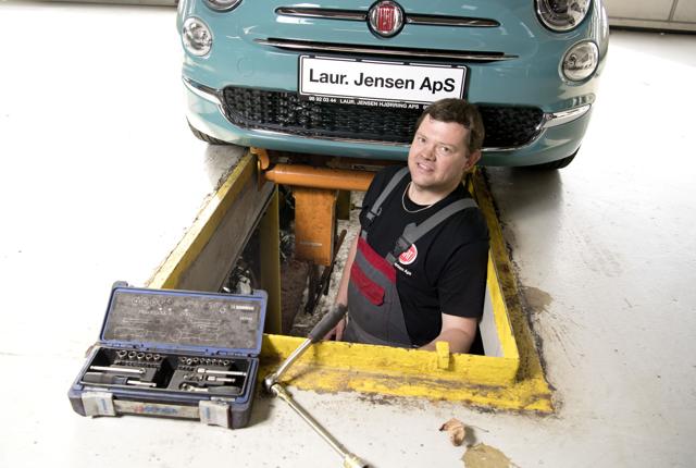 Mekaniker Morten Christensen har 25 års jubilæum i værkstedet hos Fiat på Frederikshavnsvej 77.Foto: Henrik Louis