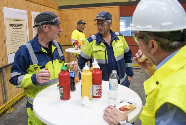 Medarbejderne hos Rockwool er ganske skrappe til at spise pølser. <i>Foto: Andreas Falck</i>