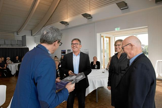 En smilende direktør Ole Nielsen modtager Aalborg Kommunes Arkitekturpris for sjette gang i træk. Foto: Michael Bo Rasmussen/Baghuset