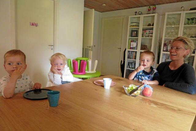 I Ugle-Hulen er humøret altid højt. Lukas (tv) Astrid, Emil og Tanja hygger sig ved frugtbordet. Foto: hhr-freelance.dk
