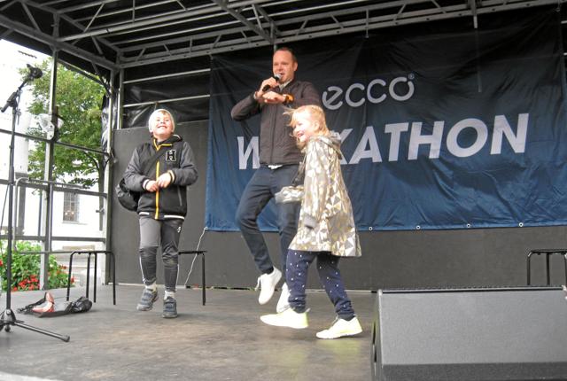Den kendte tv-vært, Jacob Riising, stod sammen med et par friske børn for den fælles opvarmning på Gammeltorv. ?Foto: Ole Skouboe