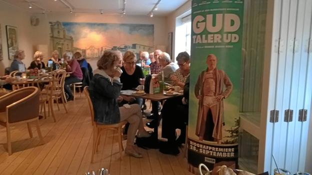 Seniorbiografen fik en rigtig fin start på den nye sæson. Mange gæster var mødt frem for at se Søren Malling i ”Gud taler ud”. Før filmen var der som sædvanlig morgenbuffet. Privatfoto