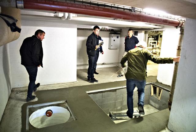 Arbejdet med at renovere varmtvandsbassinet i Grønningen er i gang. Foto: Kurt Bering