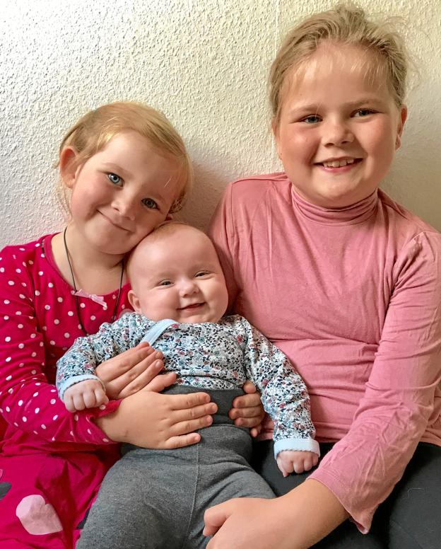 Luna Nygaard blev født den 21. marts 2017 på Hjørring Sygehus. Ved fødslen vejede hun 3520 gram og målte 51 cm. Forældrene er Morten og Jeanette Nygaard, Nøddevænget 12, Haldbjerg. På billedet ses Luna sammen med sine søskende Biancha og Rosemarie.Privatfoto