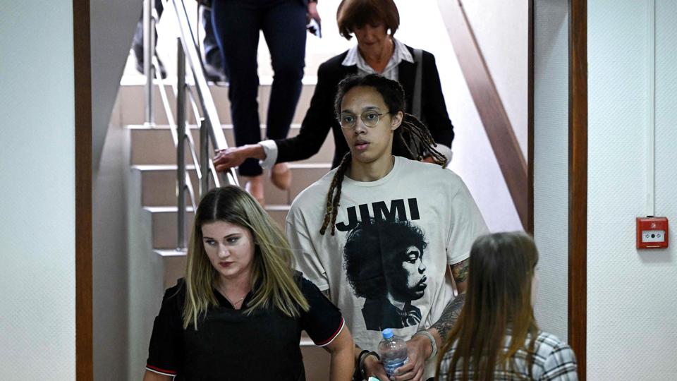 Den amerikanske basketballstjerne Brittney Griner ses her fredag forud for et retsmøde ved en domstol lidt uden for Moskva. <i>Kirill Kudryavtsev/Ritzau Scanpix</i>