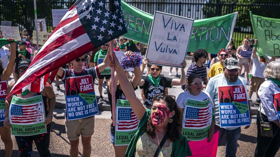 En af Norges største virksomheder, energiselskabet Equinor, vil støtte kvindelige ansatte i USA, som ønsker at få foretaget en abort. Foto er fra en protest mandag foran Det Hvide Hus i Washington D.C. , hvor tilhængere af retten til abort protesterede mod en skelsættende afgørelse i USA's højesteret 24. juni. <i>Nathan Howard/Ritzau Scanpix</i>