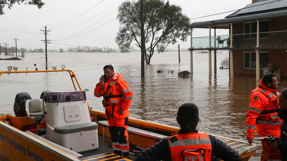 Redningsarbejdere er tirsdag ved at forberede evakueringer af indbyggere i et beboelsesområde i Sydney-forstaden Windsor. <i>Loren Elliott/Reuters</i>