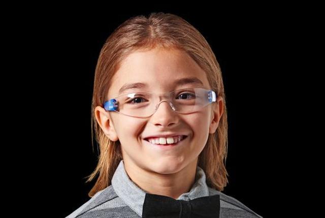 Det er vigtigt, at de voksne sørger for, at børnene få beskyttelsesbriller på. Foto: PR foto