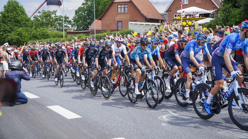 Tour de France-feltet på vej igennem Vejle på søndagens 3. etape. Tirsdag før 4. etapes start vil feltet mindes ofrene for skyderiet i butikscenteret Field's med et minuts klapsalver. <i>Bo Amstrup/Ritzau Scanpix</i>