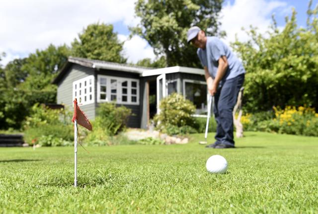 Den 57-årige Jesper Dige er kort og godt bidt af golf, og han har derfor anlagt en 18 hullers golfbane i sin kolonihave. Så kan man jo spille præcis, hvornår man selv vil.