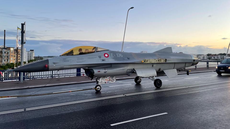 Et F16-jagerfly blev tirsdag morgen trukket med traktor fra Flyvestation Aalborg til garnisonsmuseet i Aalborgs vestby. I cockpittet sad en glad mand fra Hjørring. <i>Foto: Air Transport Wing</i>