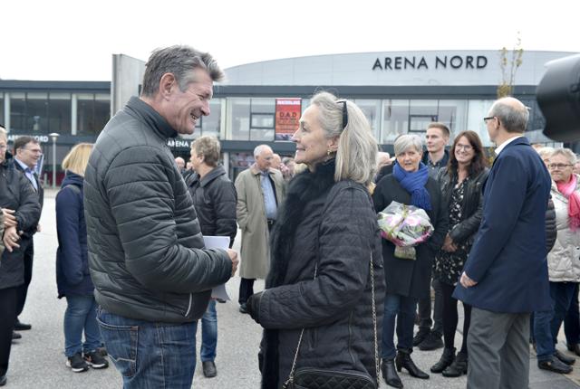 Jens Gaardbo, frederikshavner om en hals og nyhedsvært på TV2 News, i snak med Rudi Nielsen, da Harald Nielsens plads blev indviet ved Arena Nord i 2016. Sådan en begivenhed misser man ikke, når sjælen fortsat er i fødebyen.