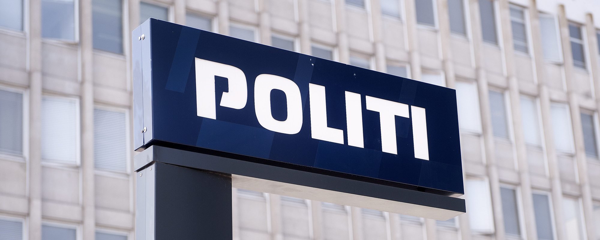 Så blod ved væltet bil og ringede 112