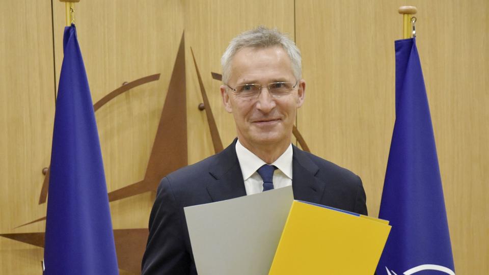 Natos generalsekretær, Jens Stoltenberg, holder tirsdag de svenske og finske tiltrædelsesprotokoller frem. <i>10510 Wiktor Nummelin/Ritzau Scanpix</i>