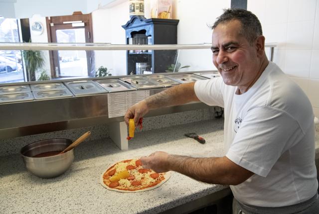 Leo Curto er klar ved pizzabageovnen i Grønnegade 18. Foto: