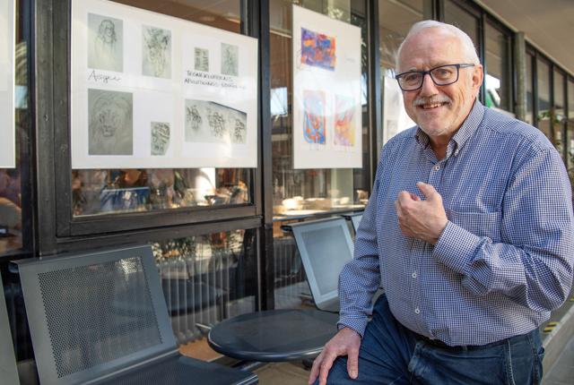 69-årige Henrik Damsgaard har involveret sig i et hav af ting uden for klasselokalet - senest en klub for tegneinteresserede elever efter skoletid. Nogle af deres tegninger er lige nu udstillet i gymnasiets aula.
