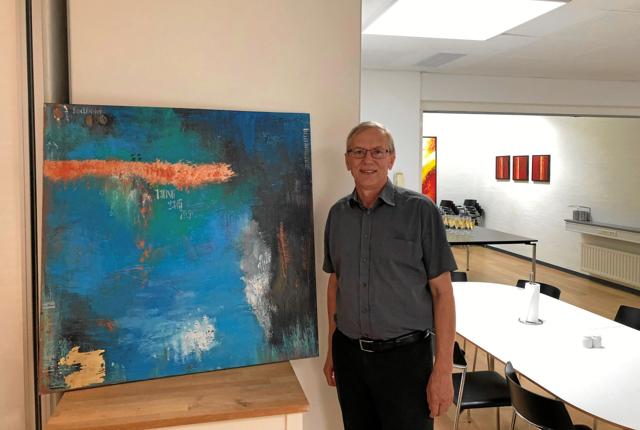 Kenneth Jensen med maleriet, som er udført af den lokale kunstner Anne Hjort. Privatfoto