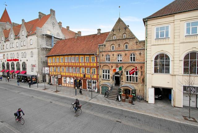 Ejendommen Østerågade 23-25/Maren Turis Gade 6 er en af Aalborgs ældste, og kan dateres helt tilbage til 1600-tallet.
