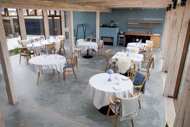 Der er kun få borde i Restaurant Tris lyse lokaler. <i>Foto: Bo Lehm</i>