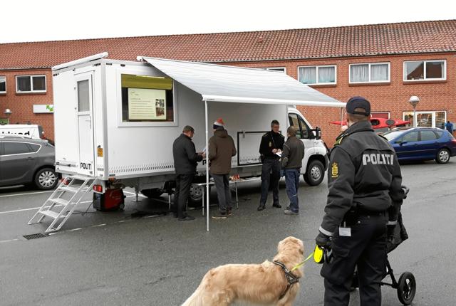 Den rullende politistation er på Kirketorvet i Nykøbing på fredag. PR-foto.