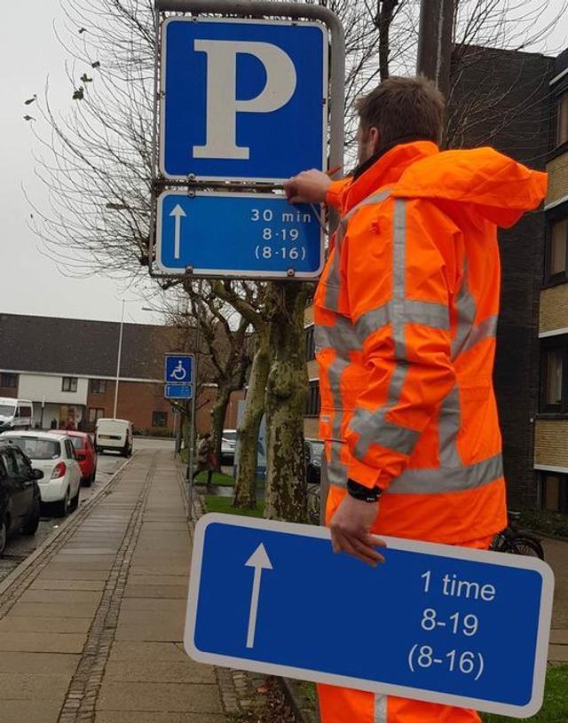 Parkeringsskiltene bliver skiftet ud her i december - kommunen opfordrer derfor bilister til at holde godt øje med, hvad der står, når man parkerer. Foto: Aalborg Kommune
