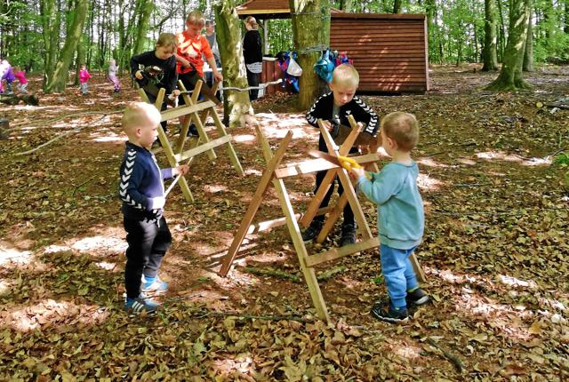 Børnene arbejdede i skoven. Privatfoto