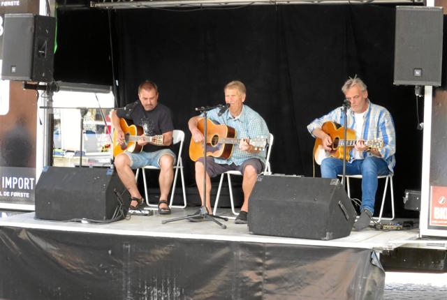 Fredag eftermiddag var der gratis underholdning på Torvet i Hadsund. Først den populære Rock Nalle Trio på den rullende scene, hvor der blev sunget med.