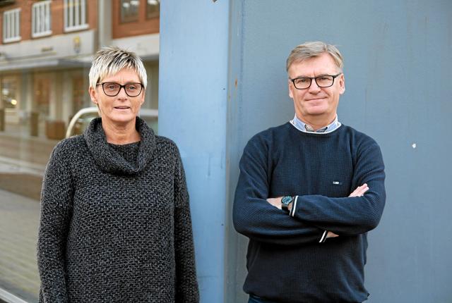 Lene Juul Christensen og Bjarne Pedersen er i det nye år klar til kunder i den nye tøjbutik. Foto: Flemming Dahl Jensen