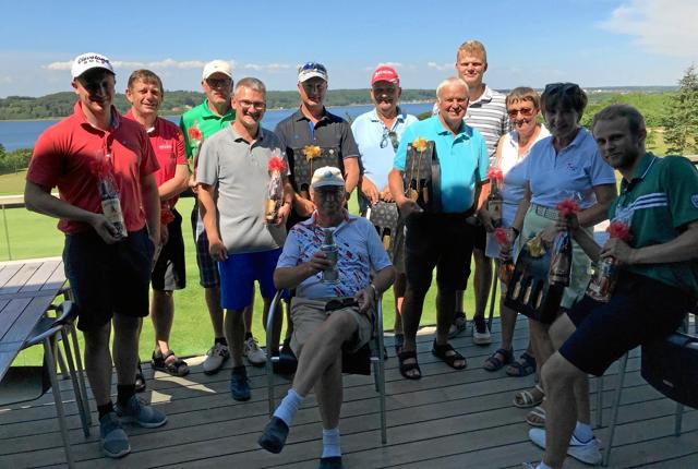Pokalvinder Carl Aage Christensen fotograferet sammen med de øvrige præmietagere i Sct. Andrews-matchen i Mariagerfjord Golfklub. Privatfoto