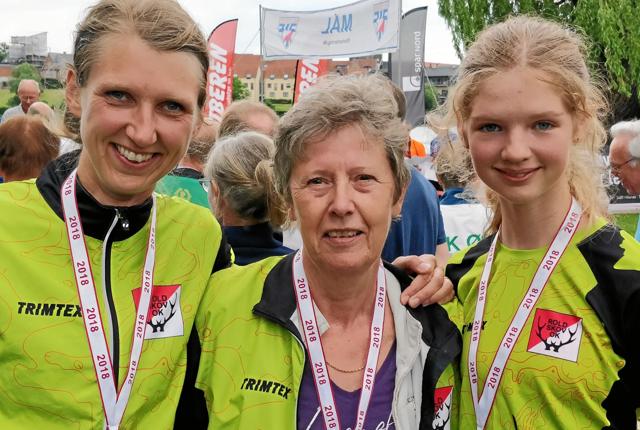 Tre nybagte DM-medaljevindere fra Rold Skov OK, fra venstre Anne Riis (sølv), Elizabeth Borchorst (bronze) og Gertrud Riis Madsen (ligeledes bronze). Privatfoto