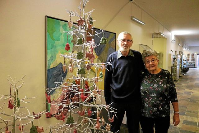 Ægteparret Bente og Hans Overgaard glæder sig til hyggeligst samvær sammen med mange andre der vil holde juleaften på Hotel Viking.