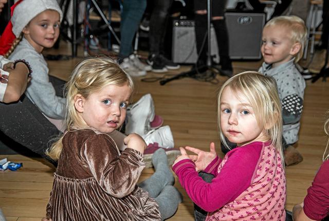 Også de helt små var med og lyttede til musikken og sangen. Foto: Mogens Lynge