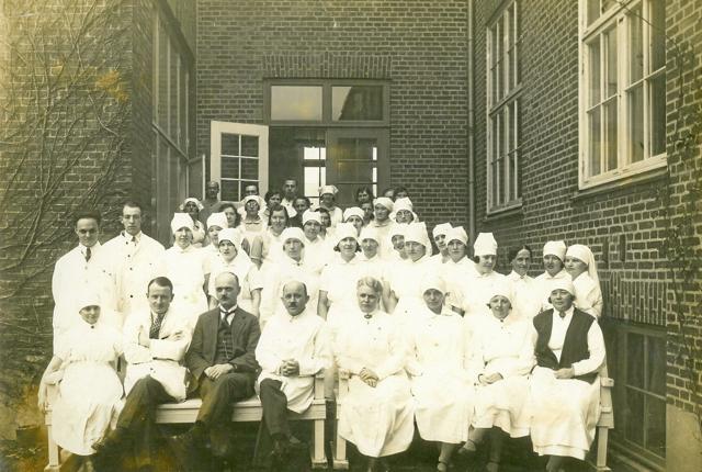 Personalet på Nykøbing Sygehus omkring 1931. I forreste række som nummer fire fra venstre sidder Jacob Nordentoft. Foto: Morsø Lokalhistoriske Arkiv.