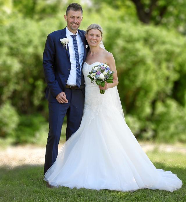 Inge og Søren Svejstrup Olesen er blevet gift i Biersted Kirke lørdag den 19. maj 2018.  Parret bor i Biersted, Aabybro.Foto: Appelsin Foto, Brovst.