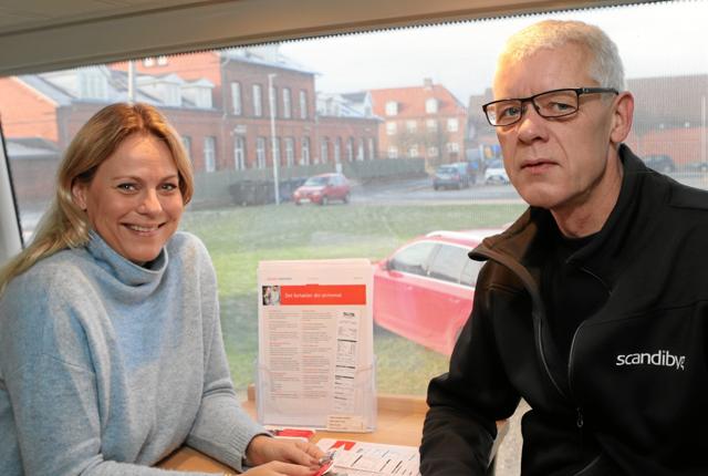 Sygeplejerske Karin Anna Enggaard, Pension Danmark, taler sundhed med tømrer Poul Jensen, Løgstør. Foto: Martin Glerup