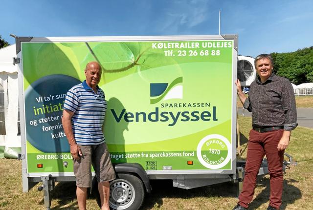 Der var stor glæde i Ørebro Boldklub, som har fået denne køl og fryse-trailer doneret ad Sparekassen Vendssyssels Fond. Privatfoto