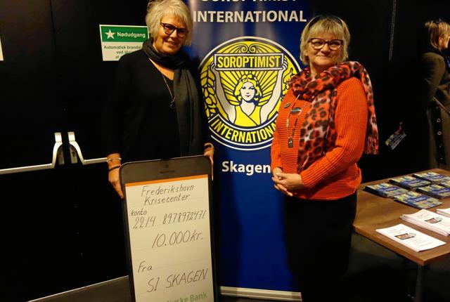 Leder af krisecenteret i Frederikshavn, Inge Bergstedt, og Soroptimist International Skagens præsident, Judith Larsen. Privatfoto