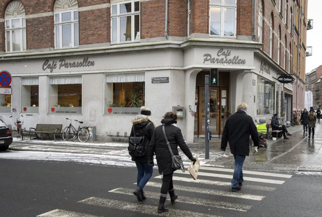 Café Parasollen på Boulevarden i Aalborgs midtby udfører et utrætteligt socialt arbejde for de hjemløse i byen og bliver derfor igen belønnet for indsatsen med en økonomisk donation. Arkivfoto: Peter Broen