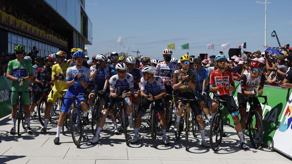Tour de France-feltet minedes tirsdag ofrene for skyderiet i Field's i København søndag, og det var med de ti danske Tour-ryttere i front for markeringen. <i>Gonzalo Fuentes/Reuters</i>