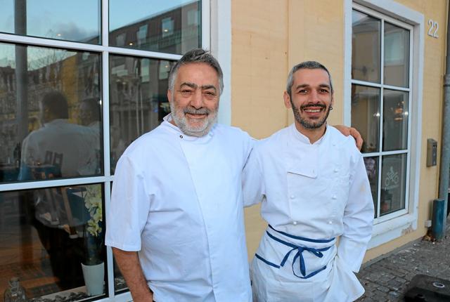 Restauratør Thanasis Psyllos fra Grækenland sammen med sin italienske kok, Toulio foran det nyåbnede Napoli Pizzaria & Steakhouse på Sæby Torv.