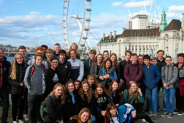Englandsfarerne fra Søndre Skole fotograferet med London Eye i baggrunden. Privatfoto
