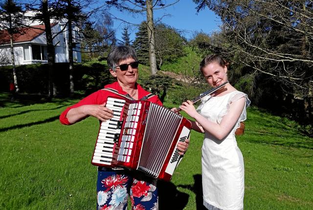 14-årige Søs Wilma Pedersen (tværføljte) og Hildburg Jørgensen (harmonika) medvirker.