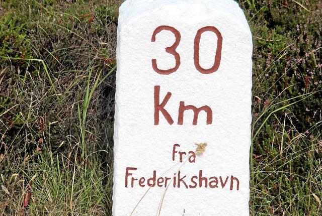 I bunden af Hulsig Hede står denne smukke kilometersten og fortæller om afstanden til Frederikshavn. I Vendsyssel Årbog 2018 kan man læse meget mere om kilometersten.
Foto: LOKALHISTORISK ARKIV SKAGEN