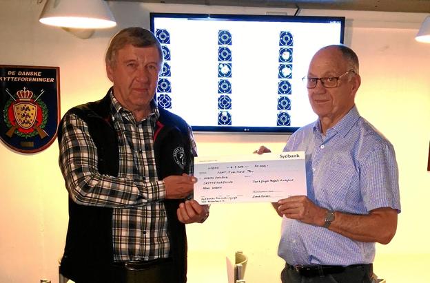Jens Arne Abildgaard (t.v.) tog imod de 50.000 kroner fra Svend Ovesen fra Inge og Jørgen Pangels Mindelegat. Privatfoto
