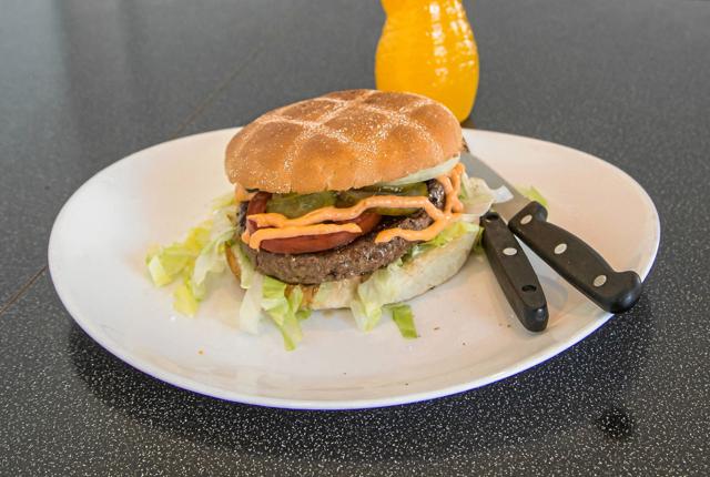Kødet i burgeren er fra køer, der har fået øl i foderet. Foto: Tex