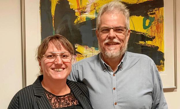 Nyvalgt folketingskandidat Gitte Lopdrup, her sammen med Rebilds borgmester Leon Sebblin. ?Foto: Privat